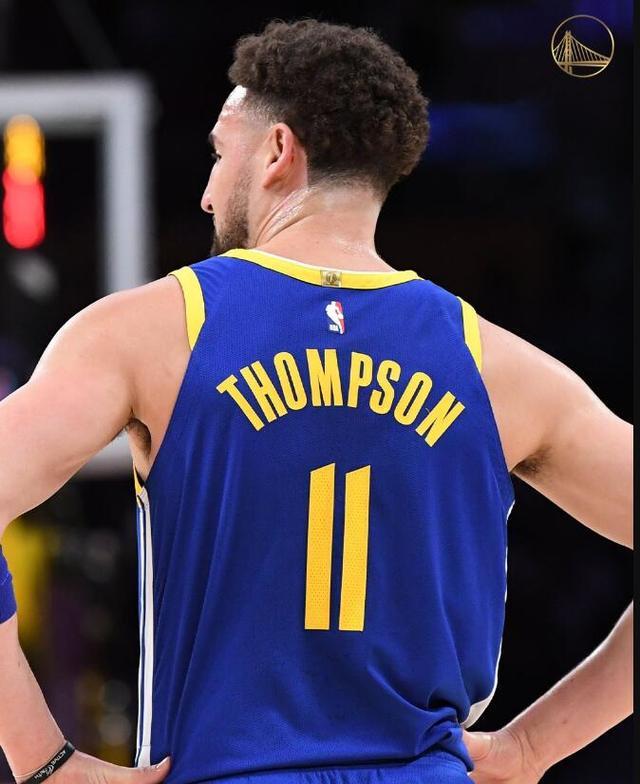 阿斯顿维拉英超前5轮不胜，现四连胜登顶英超第3（阿斯顿维拉英超开局五轮不胜后豪取四连胜，升至第3）