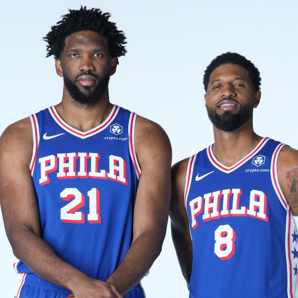 篮球湖人锁定比赛胜局，球迷狂喜（湖人提前奠定胜势，球迷欢腾）