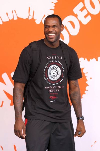 迈克·布朗：哈特整晚防字母哥都非常拼，唐斯进攻篮板很关键（迈克·布朗：哈特整场死守字母哥拼劲十足，唐斯的进攻篮板至关重要）