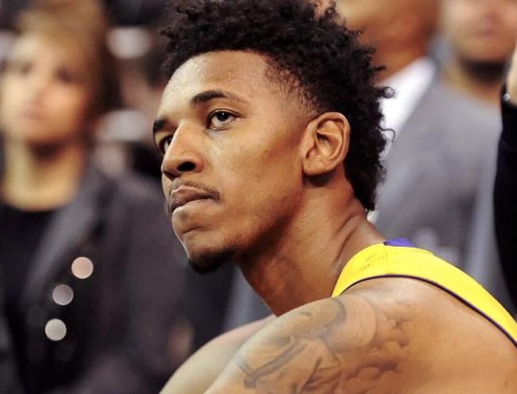 因右踝发炎，朗尼克取消了担任阿森纳vs拜仁解说嘉宾的计划（受右踝炎症影响，朗尼克取消参与阿森纳vs拜仁解说）