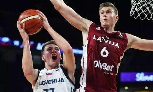 篮球场上的精彩瞬间：杨瀚森的挑篮绝技（球场高光瞬间：杨瀚森的挑篮神技）