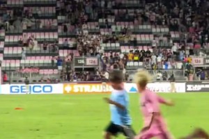 重回热刺主场并为个人壁画签名！孙兴慜：我感到无比荣幸（重返热刺主场为个人壁画签名，孙兴慜：倍感荣幸）