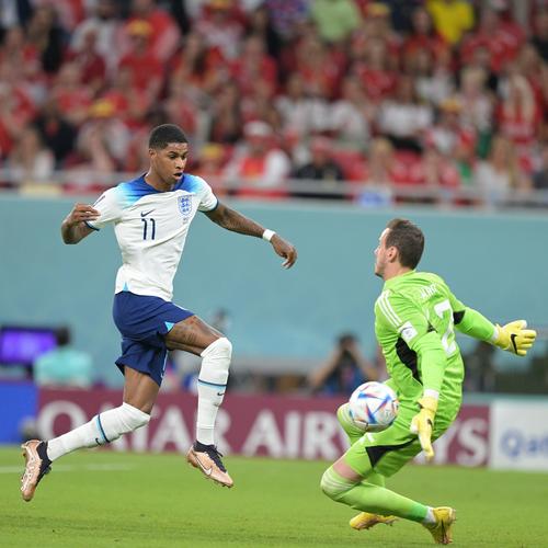 后卫关键拦截，守住关键领先（后卫致命抢断，稳住领先优势）