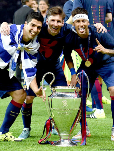 NBA：詹姆斯30+10+8 湖人险胜灰熊（NBA-詹姆斯砍30+10+8，湖人惊险击退灰熊）