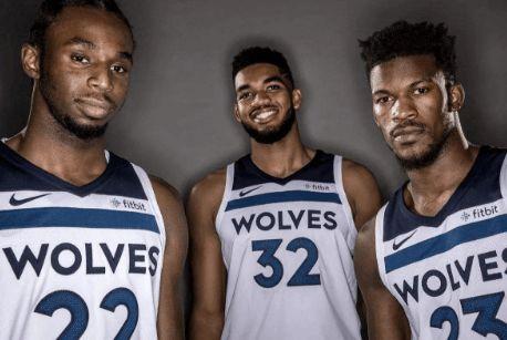 克里斯半场表现抢眼，为球队注入活力（克里斯半场大放异彩，激活球队气势）