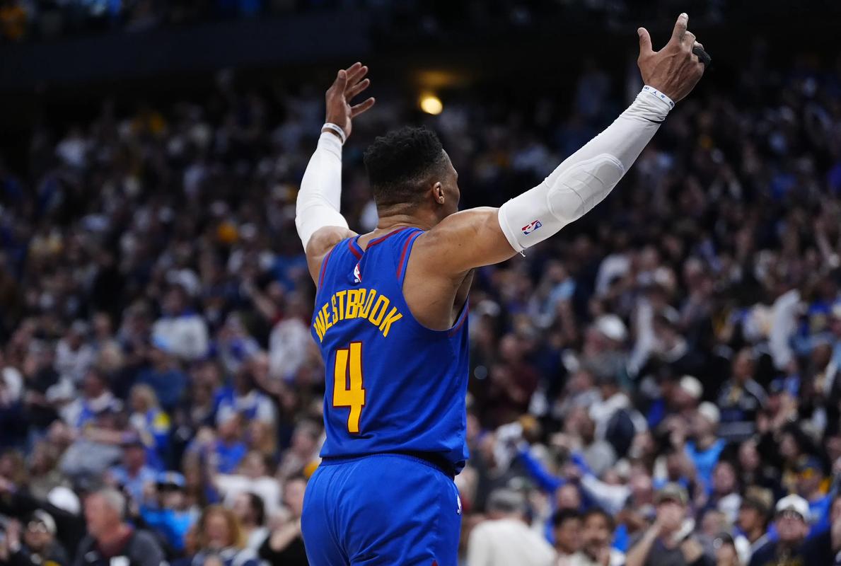 海港6日上午转道新加坡去新山，颜骏凌、徐新获颁纪念球衣（海港队6日上午经新加坡转赴新山，颜骏凌、徐新获赠纪念球衣）