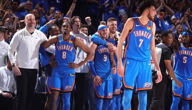 替补登场立功 主帅换人奏效（替补建功 主帅调度见效）