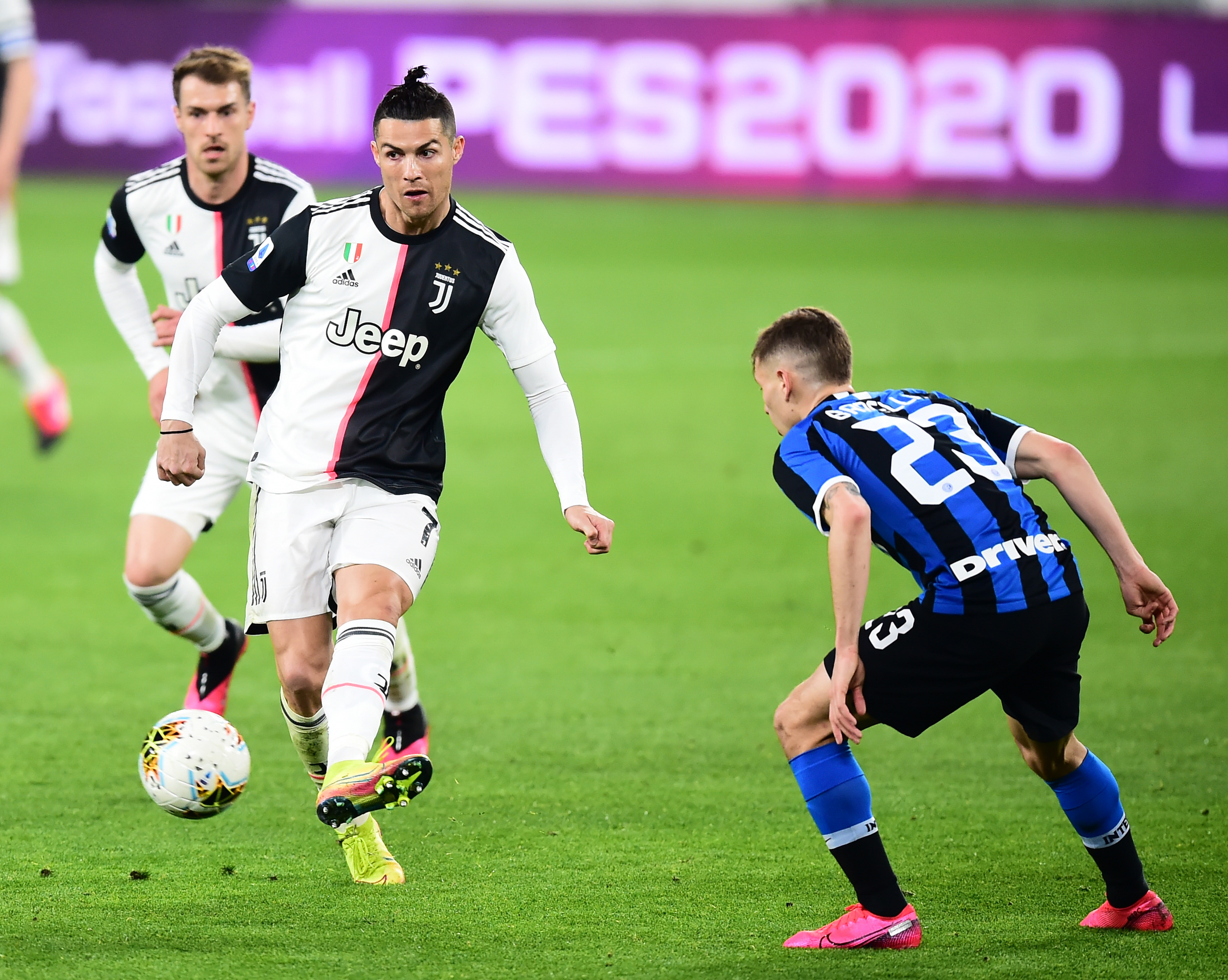 国安球员列队欢迎两位久违强援入队，中超金靴意外领衔，值得期待（国安全队列队迎两大强援回归，中超金靴压阵，前景可期）