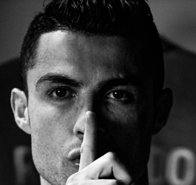 真够快的！李慕豪篮下对克里斯犯规 仅打8分钟犯满（太迅速了！李慕豪篮下对克里斯犯规，出战仅8分钟就犯满离场）