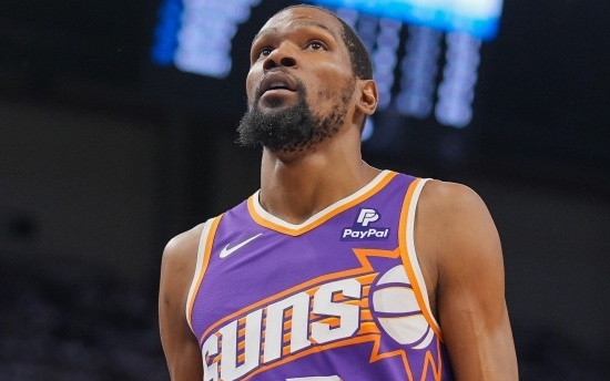 德尚在克莱枫丹问候球员：为卡马庆生、与坎特重逢（德尚抵达克莱枫丹慰问队员：为卡马庆生，重逢坎特）