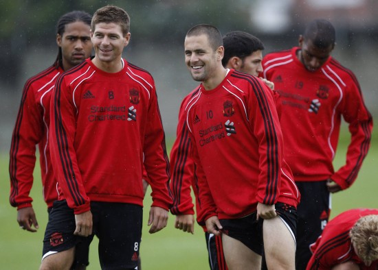 师徒重聚，阿隆索与维尔茨赛后拥抱致意，后者赠出比赛球衣（赛后再续师徒情：阿隆索与维尔茨相拥致意，维尔茨赠出比赛球衣）