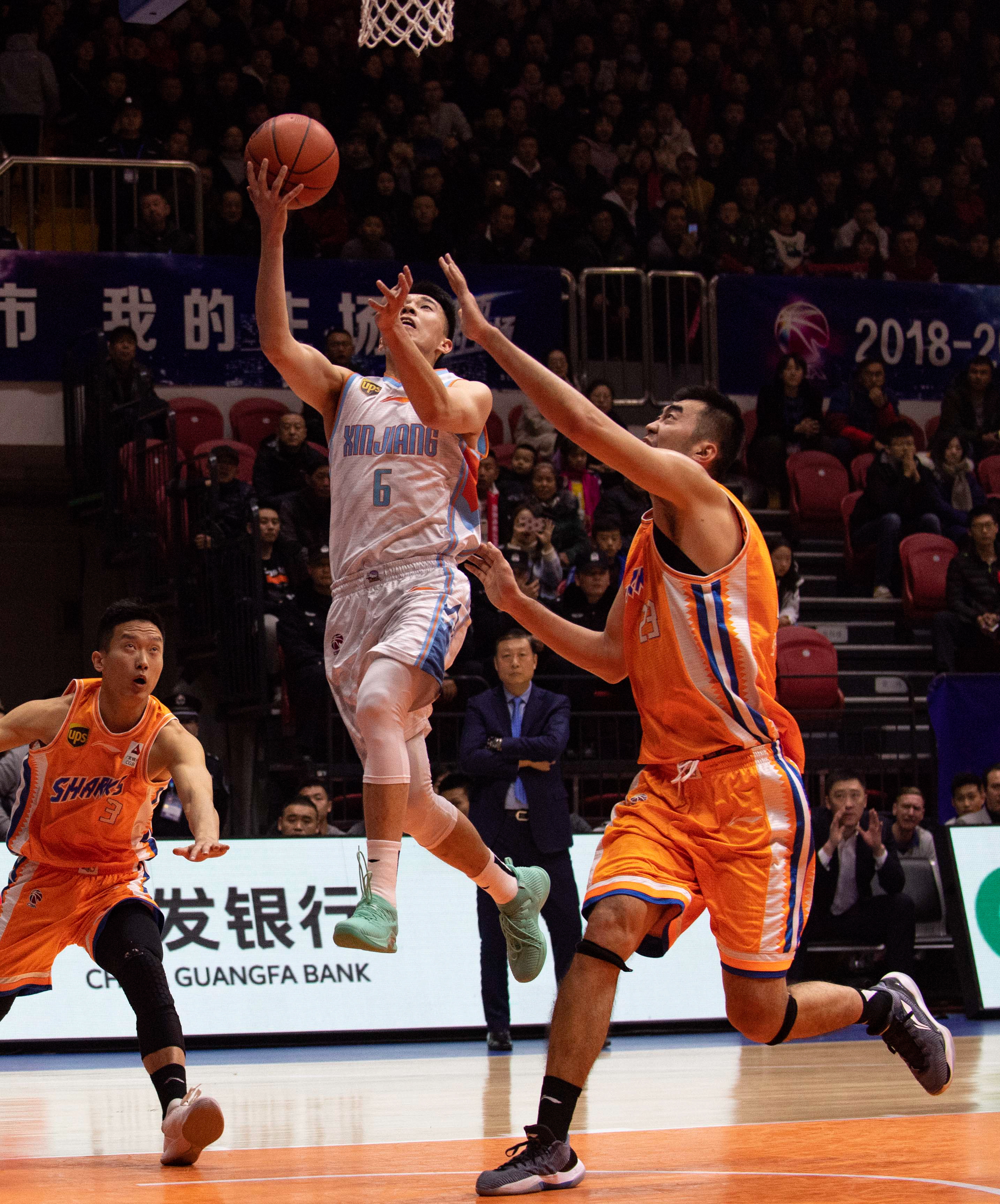 赵丽娜：走了70所学校，女孩踢球屈指可数；想让女孩踢球普及（赵丽娜：走访70校发现踢球女孩凤毛麟角，盼女足参与更普及）