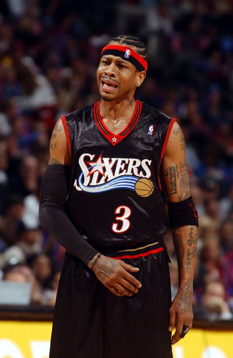 沙漠之鹰！贝林厄姆社媒晒沙特度假之行与雄鹰合影（贝林厄姆沙特度假：社媒晒与雄鹰同框，尽享沙漠风情）