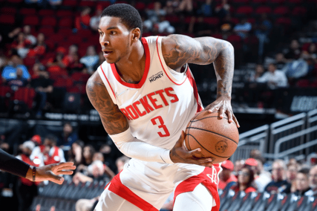 约基奇首节砍18分5板4助，着装引热议（约基奇首节轰下18分5篮板4助攻，造型引发热议）