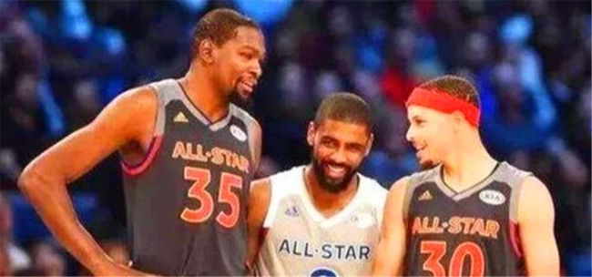 库里达成超狂里程碑！盛赞飙27分的状元郎：联盟后继有人（库里缔造史诗纪录！力赞砍下27分的状元：联盟接班人已现）