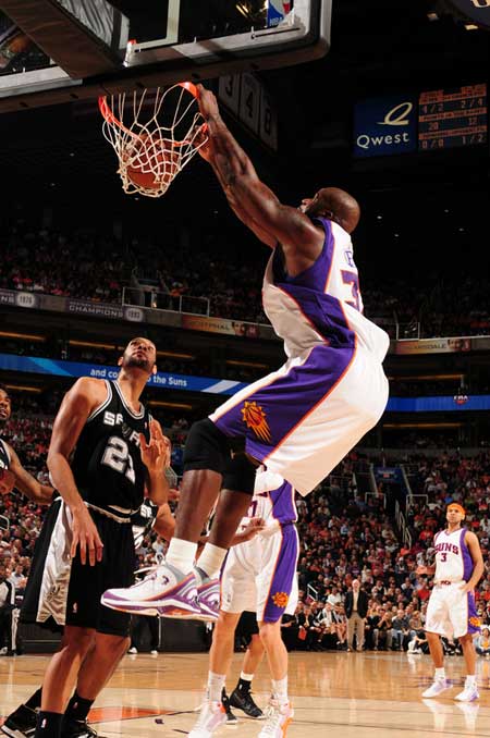 媒体人：防守强悍必然伴随各种小动作 王朝球队都有几个练家子（媒体人：强硬防守常伴小动作，王朝球队少不了几位硬汉）